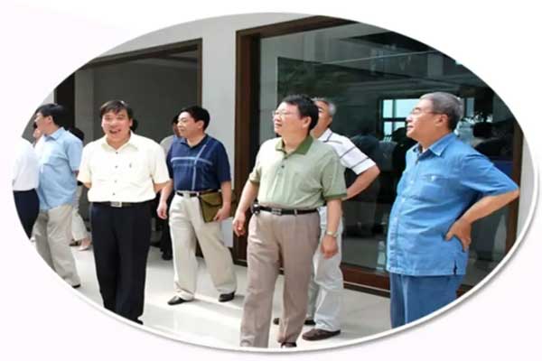 叶祖光教授（右二）在bwin必赢集团调研指导